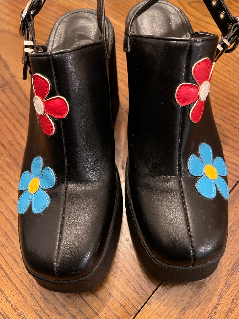 Lamoda Chunky Platform Slingback Clogs with Red and Blue Floral Appliqués, 9 - Picture 6 of 13